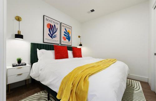 East Liberty Apartment | King Bed, Free Parking, Near UPMC, Pitt & CMU