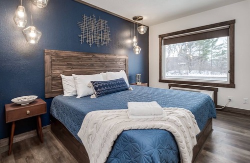 Prescott Hotel | King Bed | Free Parking | Walk to Philanders