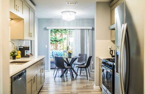 Lawrenceville House | King Bed/Gameroom/Fire Pit & Grill/Patio/5beds