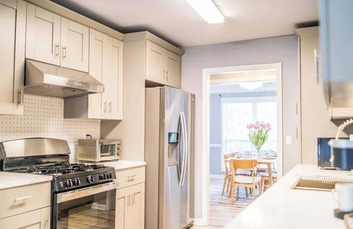 Lawrenceville House | King Bed/Gameroom/Fire Pit & Grill/Patio/5beds