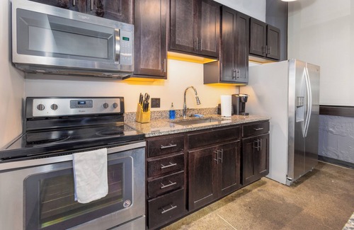Strip District Apartment | King Bed - Heart of PB - Jaw-Dropping Rooftop+Gym