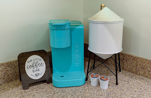 La Grange House | King Bed-Hot Tub-Arcade! Perfect for couples and families. Close to I-71.