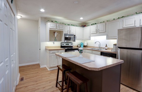 La Grange House | King Bed-Hot Tub-Arcade! Perfect for couples and families. Close to I-71.