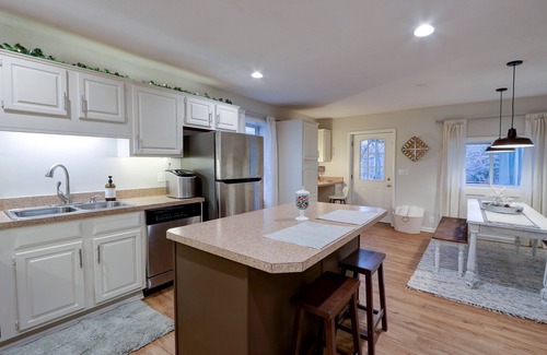 La Grange House | King Bed-Hot Tub-Arcade! Perfect for couples and families. Close to I-71.