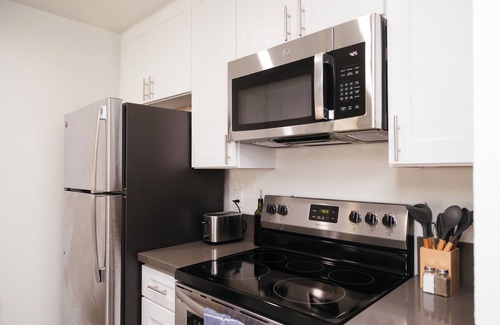 Westlake Village Apartment | King Bed, Hottub, Pool, Parking, W/D, AC