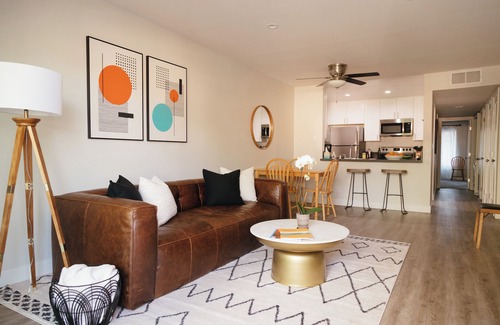 Westlake Village Apartment | King Bed, Hottub, Pool, Parking, W/D, AC