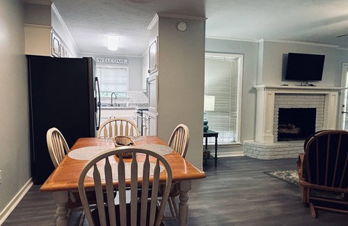 Tougaloo House | *King* Bed In Heart of City Close to the Reservoir