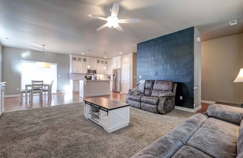 Tri-Cities House | King Bed, Large Kitchen, Yard & Garage #6027