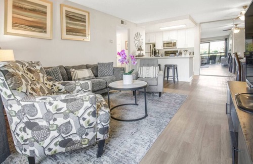 Ivey Ranch - Rancho Del Oro Apartment | King bed Oceanside No Cleaning/No Extra Guest Fee