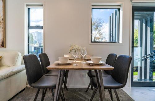 Christchurch City Centre Apartment | King bed on Hagley Park corner in the CBD