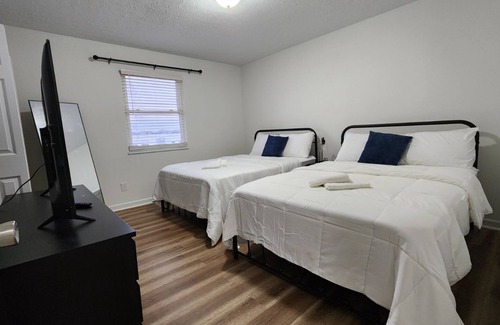 Buechel Apartment | King Bed| Pet Friendly |2BR Townhome with Parking