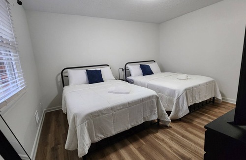 Buechel Apartment | King Bed| Pet Friendly |2BR Townhome with Parking