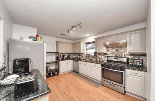 Barker House | King Bed Private Bathroom.Fast Wi-fi.Projector