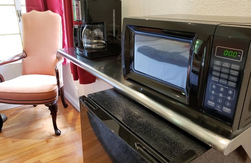 Ingram Hills Apartment | King bed, Private, Keurig, Pet Friendly, Kitchenette, Secure Parking.