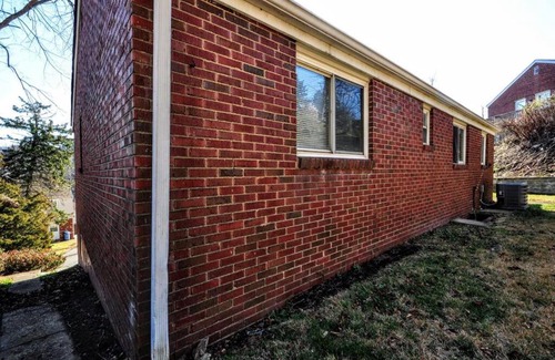 Brentwood Apartment | King Bed! Quiet Pittsburgh Home! Close to City!