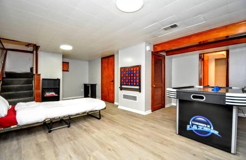 Brentwood Apartment | King Bed! Quiet Pittsburgh Home! Close to City!