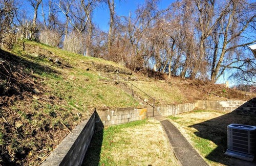 Brentwood Apartment | King Bed! Quiet Pittsburgh Home! Close to City!