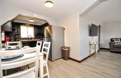 Brentwood Apartment | King Bed! Quiet Pittsburgh Home! Close to City!