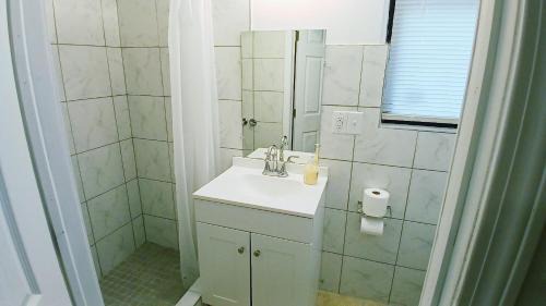 New London House | King-bed room with private bath -FREE WIFI-Self check in- New London-Mystic