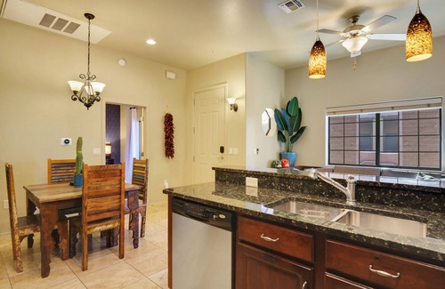 Tucson Condo | King Bed Suite Condo: Pool + Hot Tub Access