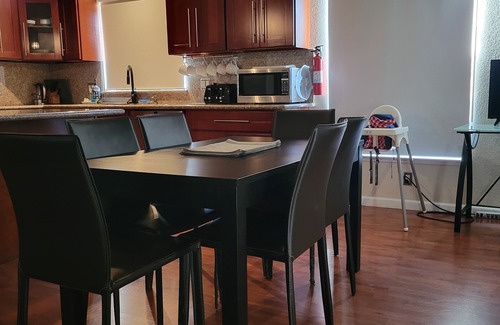 West Alameda House | King bed/Walk to the Beach/Garage Parking/Ferry to San Francisco