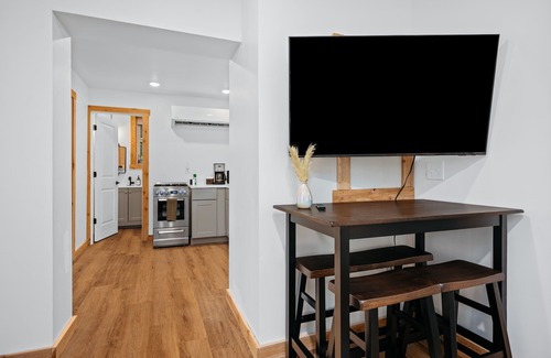 Mayfield Cottage | King Beds | Arbutus Lake | Hot Tub | Bonfires!