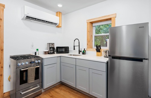 Mayfield Cottage | King Beds | Arbutus Lake | Hot Tub | Bonfires!