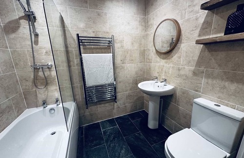 Holbeach House | King Chalet With En-suite Bath
