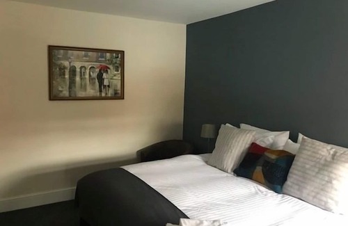 Oxford House | King-Deluxe-Ensuite with Shower