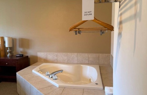 Nisswa Bed & Breakfast | King Jacuzzi Suite – Indoor Pool, Sauna & Near Gull Lake