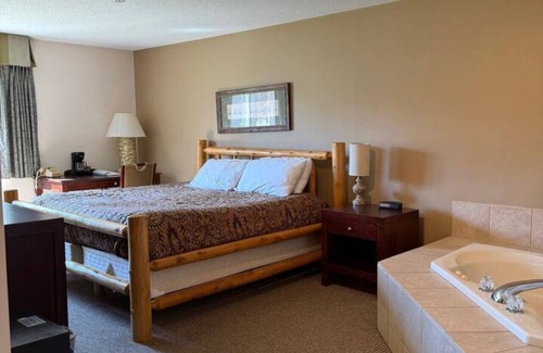 Nisswa Bed & Breakfast | King Jacuzzi Suite – Indoor Pool, Sauna & Near Gull Lake