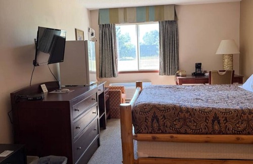 Nisswa Bed & Breakfast | King Jacuzzi Suite – Indoor Pool, Sauna & Near Gull Lake