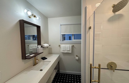 Geneva House | King Motel Room With Balcony - NKB