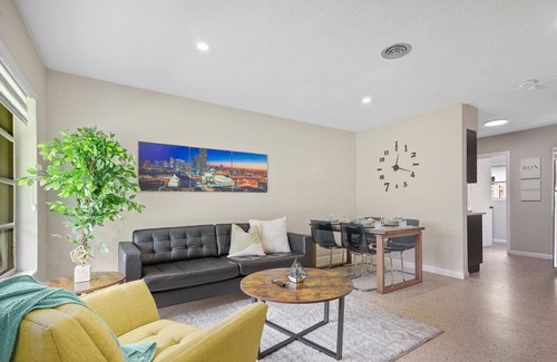 Central Fort Lauderdale House | King /Queen Bed Mins from beach. Perfect get-away!