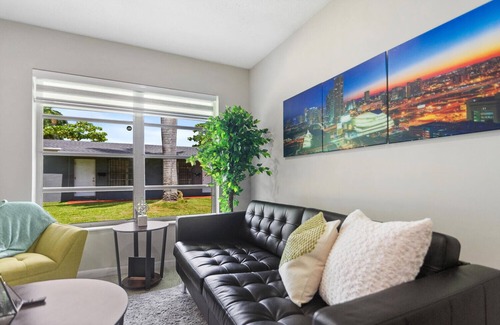 Central Fort Lauderdale House | King /Queen Bed Mins from beach. Perfect get-away!