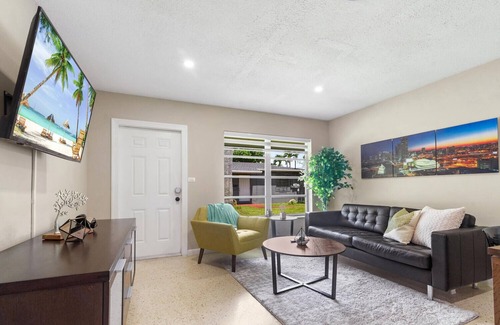 Central Fort Lauderdale House | King /Queen Bed Mins from beach. Perfect get-away!