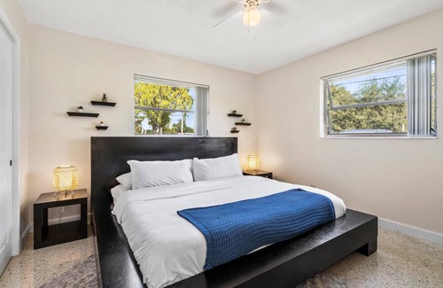 Central Fort Lauderdale House | King /Queen Bed Mins from beach. Perfect get-away!