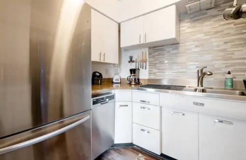 Fairview Park Apartment | King & Queen Luxury Memory Foam Beds near Cleveland Airport | Georgetown Villas