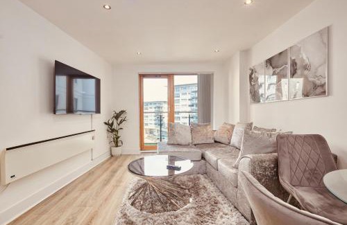 Leeds Apartment | King River Canal View& Free Secure Parking!