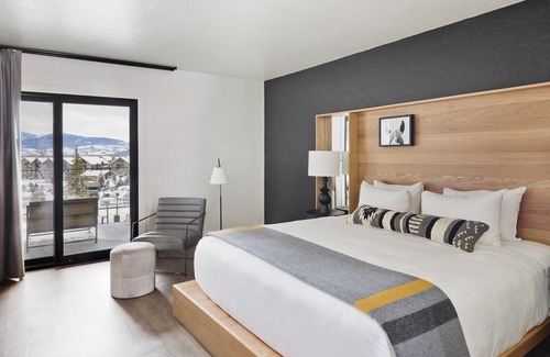 Teton Village Hotel | King Room, Gravity Haus, Mountain View, Ski Access, Village Charm