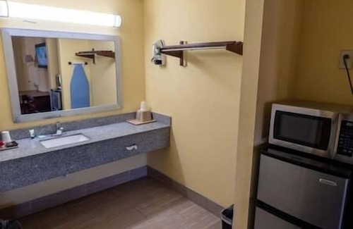 Hawkinsville Hotel | King Room Non-Smoking