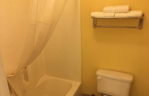 Hawkinsville Hotel | King Room Non-Smoking