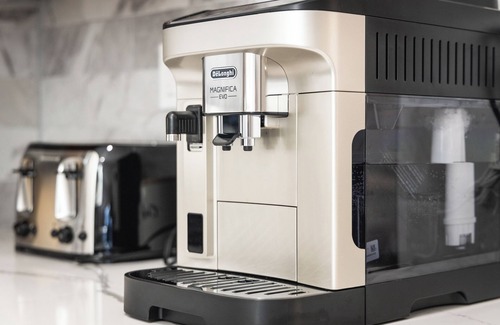 Kings Beach House | King's Cottage 2BR: Jacuzzi, Walk to Beach, Gourmet Coffee, close to Northstar