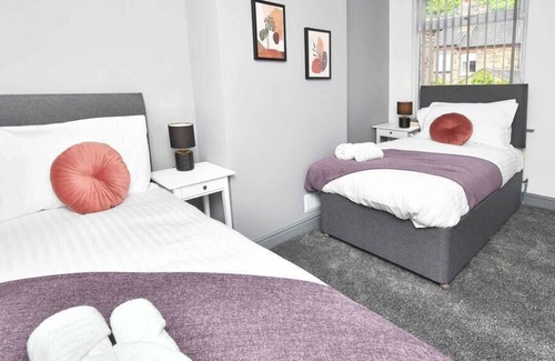 Stoke-on-Trent House | King's Terrace by YourStays