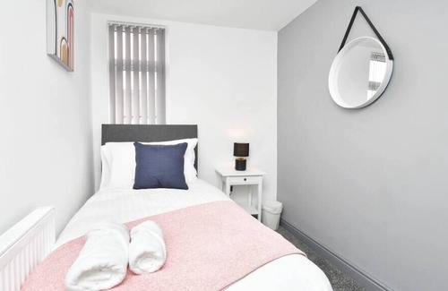 Stoke-on-Trent House | King's Terrace by YourStays