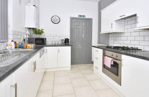 Stoke-on-Trent House | King's Terrace by YourStays