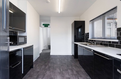 Whitchurch Apartment | King Size Bed + Sofa Bed in Cardiff