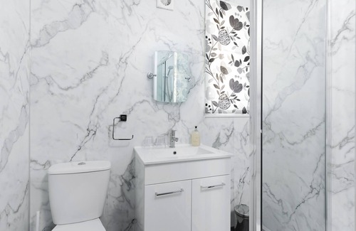 Whitchurch Apartment | King Size Bed + Sofa Bed in Cardiff