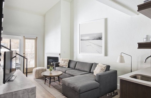 Teton Village Hotel | King + Sofa, Gravity Haus, Hot Tub Bliss, Premier Mountain Access - 2 Units