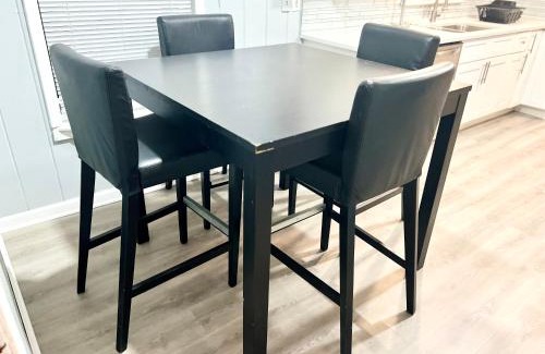 East Point House | King Suite - Hot Tub - Mini Fridge Room 7